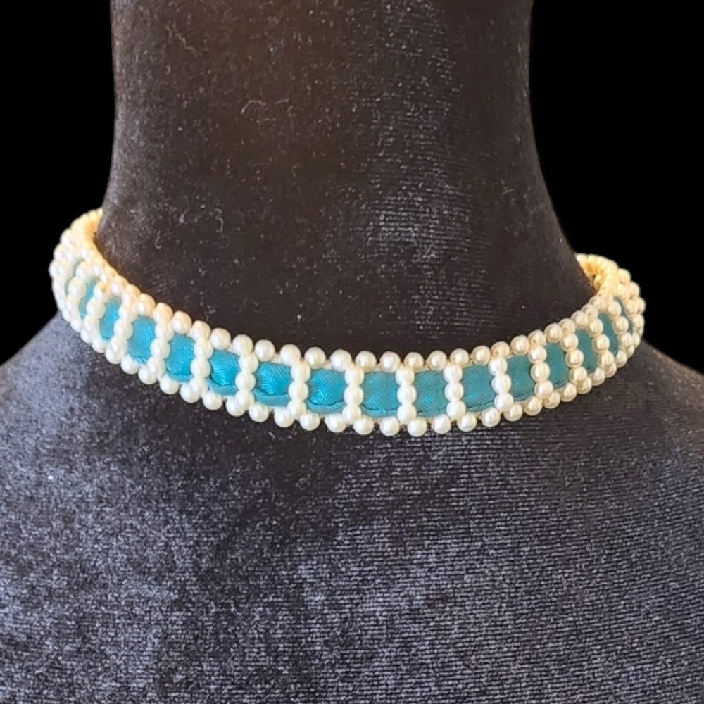 🤍Vintage 1960s Pearl Ribbon Choker - Picture 4 of 8
